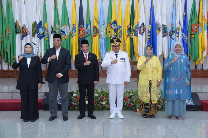 Mendagri Tito Karnavian (tiga dari kiri) foto bersama Pj Gubenur NTB Lalu Gita Ariadi (tiga dari kanan) usai pelantikan di Gedung Sasana Bhakti Praja, kantor Kemendagri, Jakarta, Selasa (19/9).