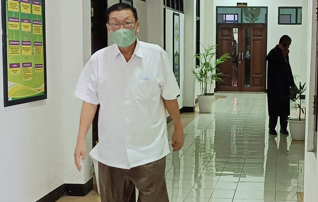 Terdakwa Po Suwandi usai menghadiri sidang di Pengadilan Tipikor Mataram, Kamis (21/9).