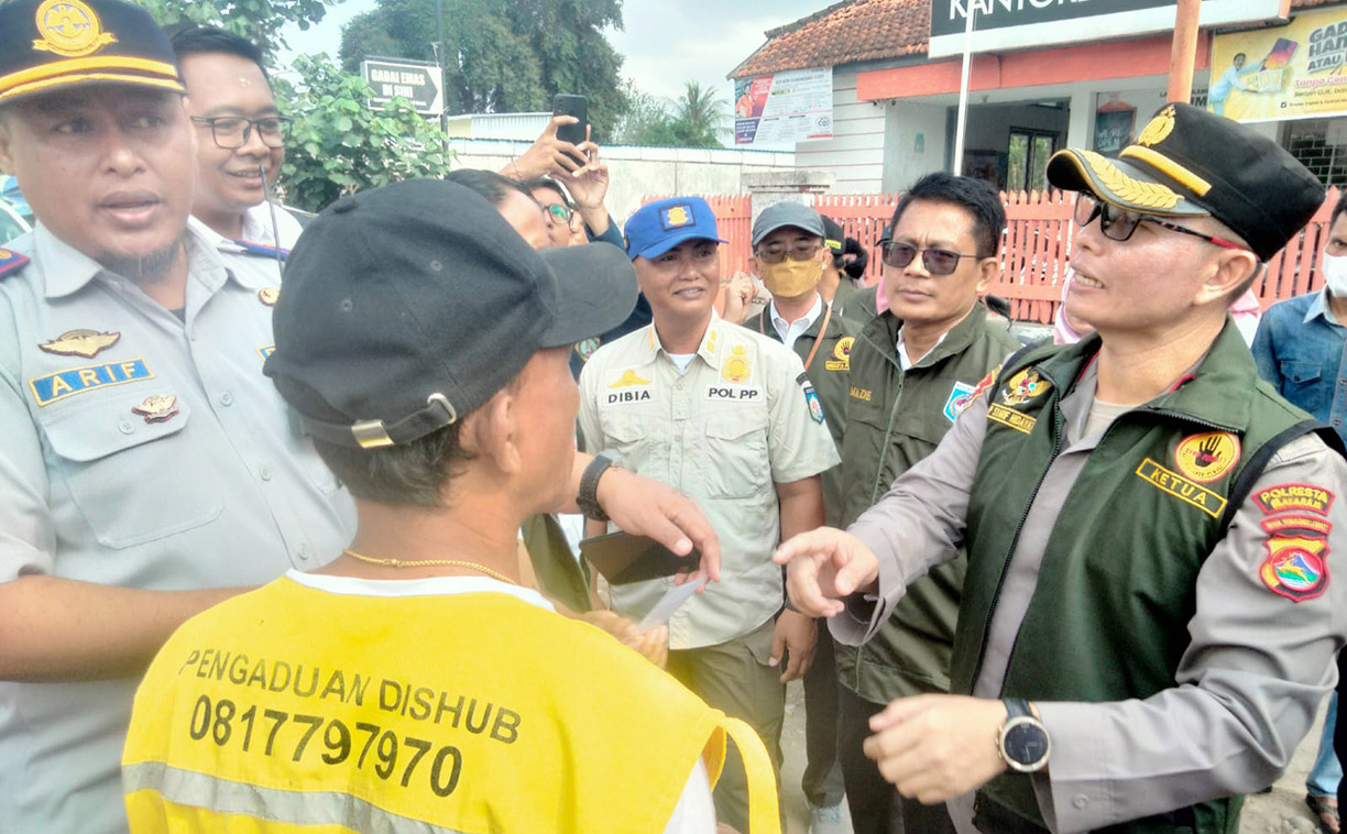 Ketua Satgas Saber Pungli Kota Mataram AKBP Syarif Hidayat (kanan) bersama tim merazia juru parkir ilegal di salah satu titik parkir, Rabu (20/9).