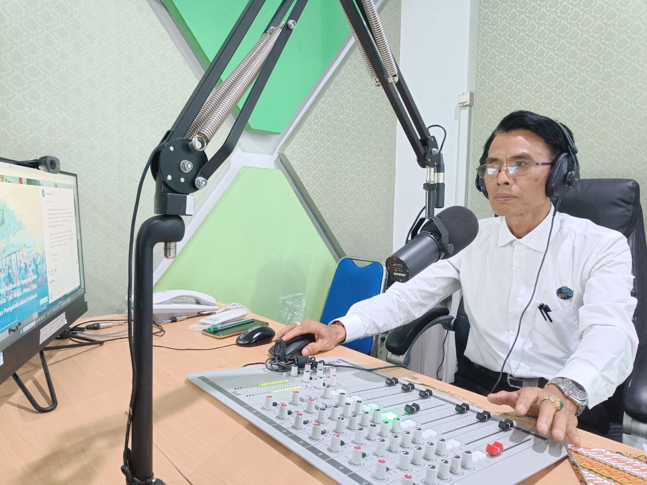 I Nengah Sudarita di salah satu studio siaran RRI.