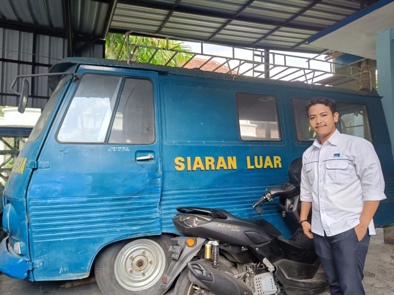 Mobil kuno RRI yang digunakan siaran live report ke pelosok-pelosok daerah.