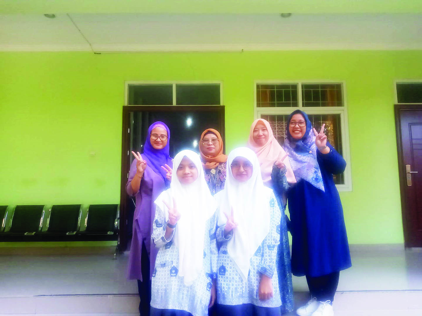 MEMBANGGAKAN: Dua siswi MAN 2 Mataram Baiq Mutiya Harun Nisa  dan Baiq Sekar Naila Fahira  bersama guru pembimbing di madrasah setempat, Jumat (22/9).