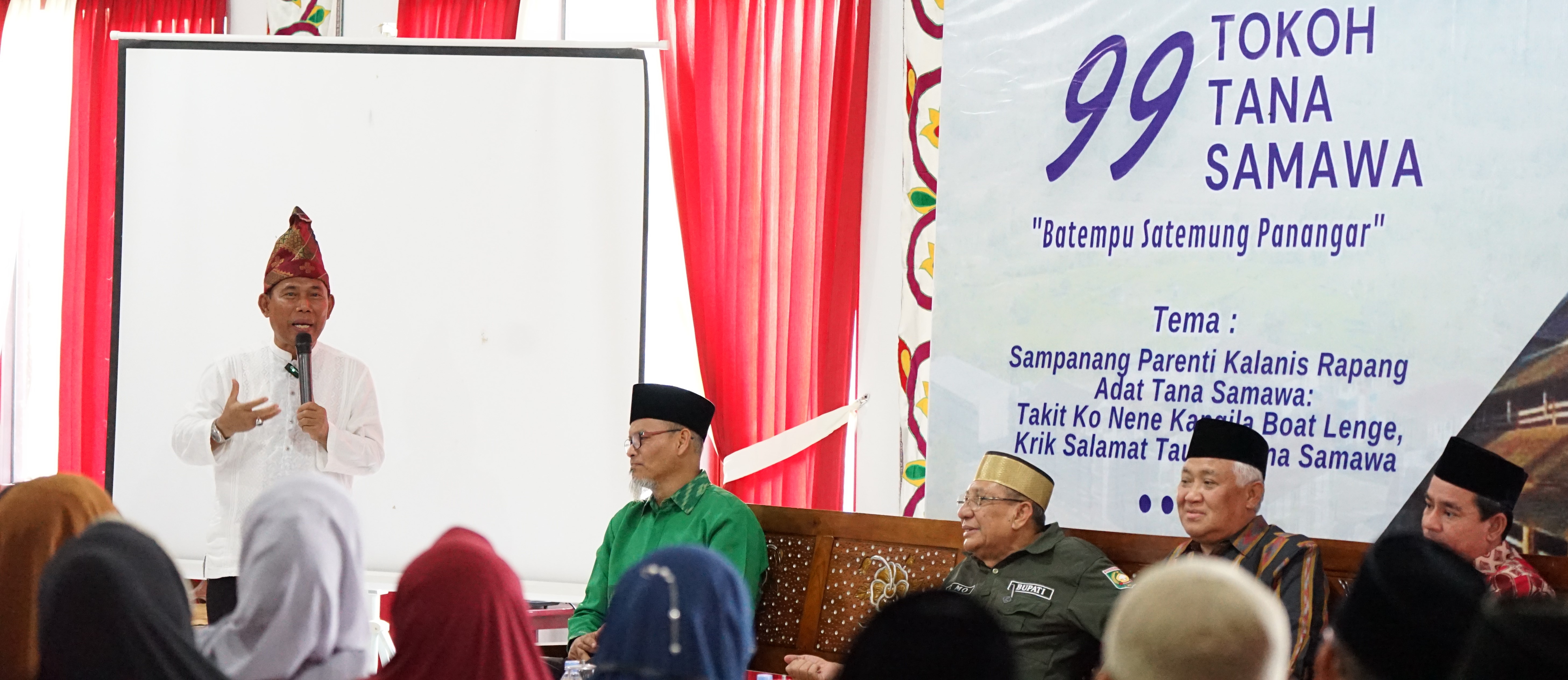 PAPARKAN: Bupati Sumbawa Barat, H.W.Musyafirin saat memaparkan konsep membangun jalan pikiran pada temu 99 tokoh Tana Samawa di Pondok Pesantren Dea Malela, Kabupaten Sumbawa, Jumat (22/9).