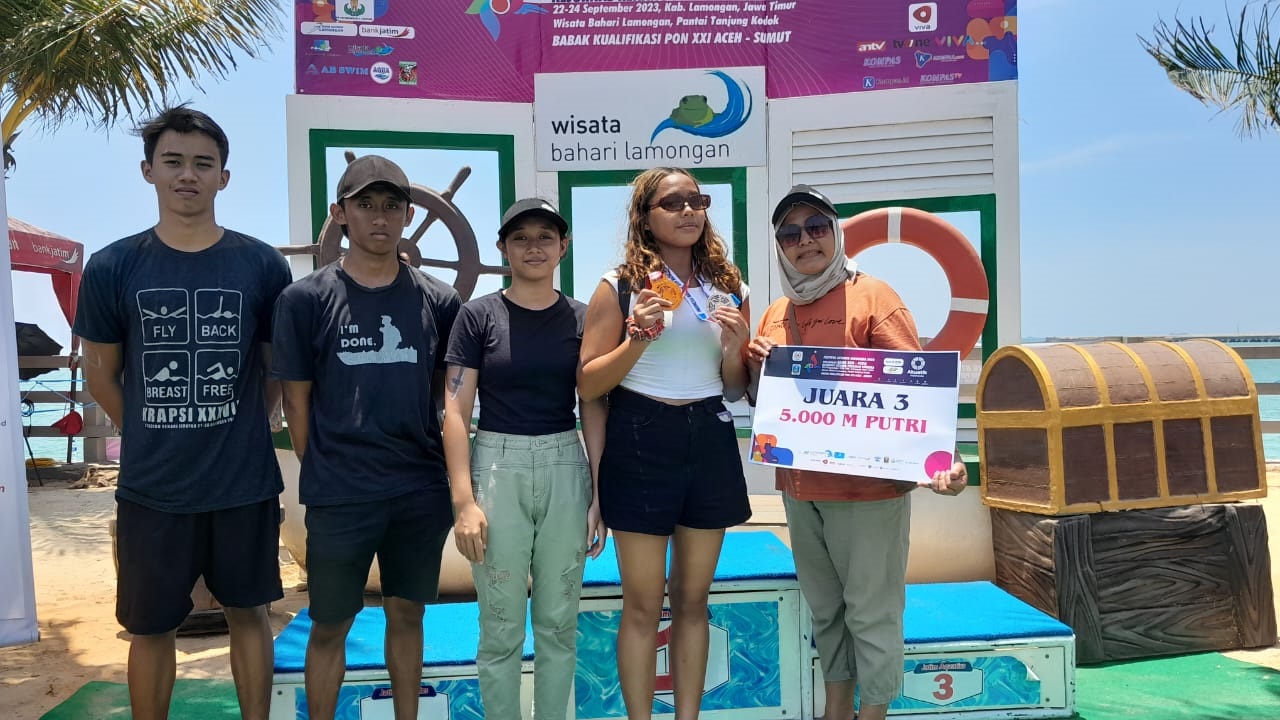 Perenang perairan terbuka NTB Tristania Cinthya Dewi Sumarno (dua dari kanan) mendapatkan medali perunggu sekaligus lolos ke PON 2024 dalam kejurnas, 22-24 September.