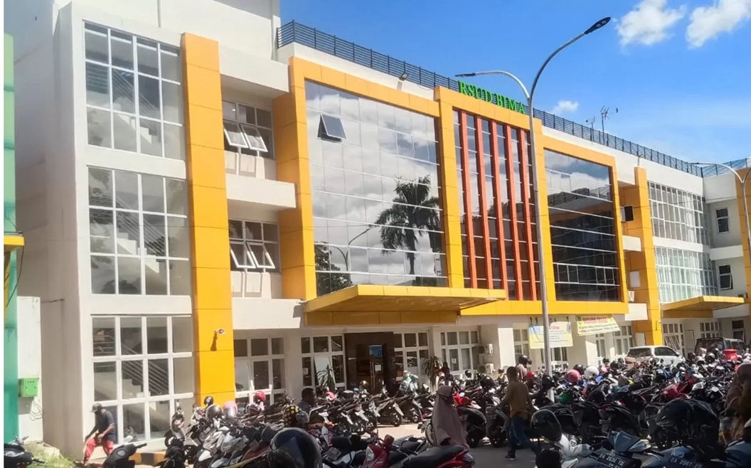 Para pengunjung lalu lalang di depan RSUD Bima, belum lama ini.