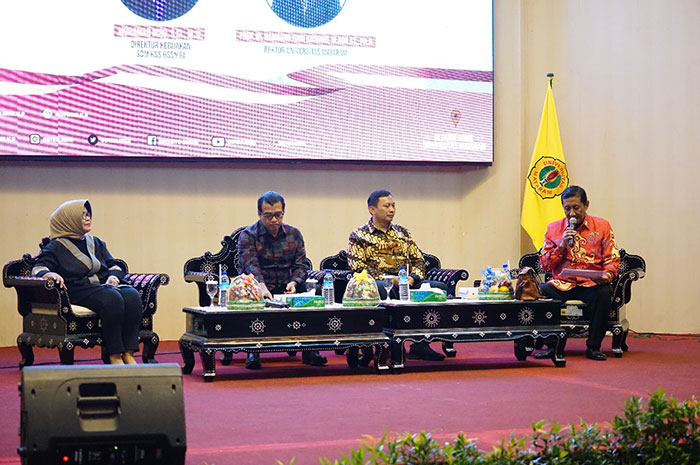 KULIAH UMUM: Gubernur Lemhannas  Andi Widjajanto (dua dari kiri), Direktur Kebijakan SDM KSS BSSN  Mohamad Ikro (tiga dari kiri), dan  Wakil Rektor Bidang Akademik Unram Prof Sitti Hilyana