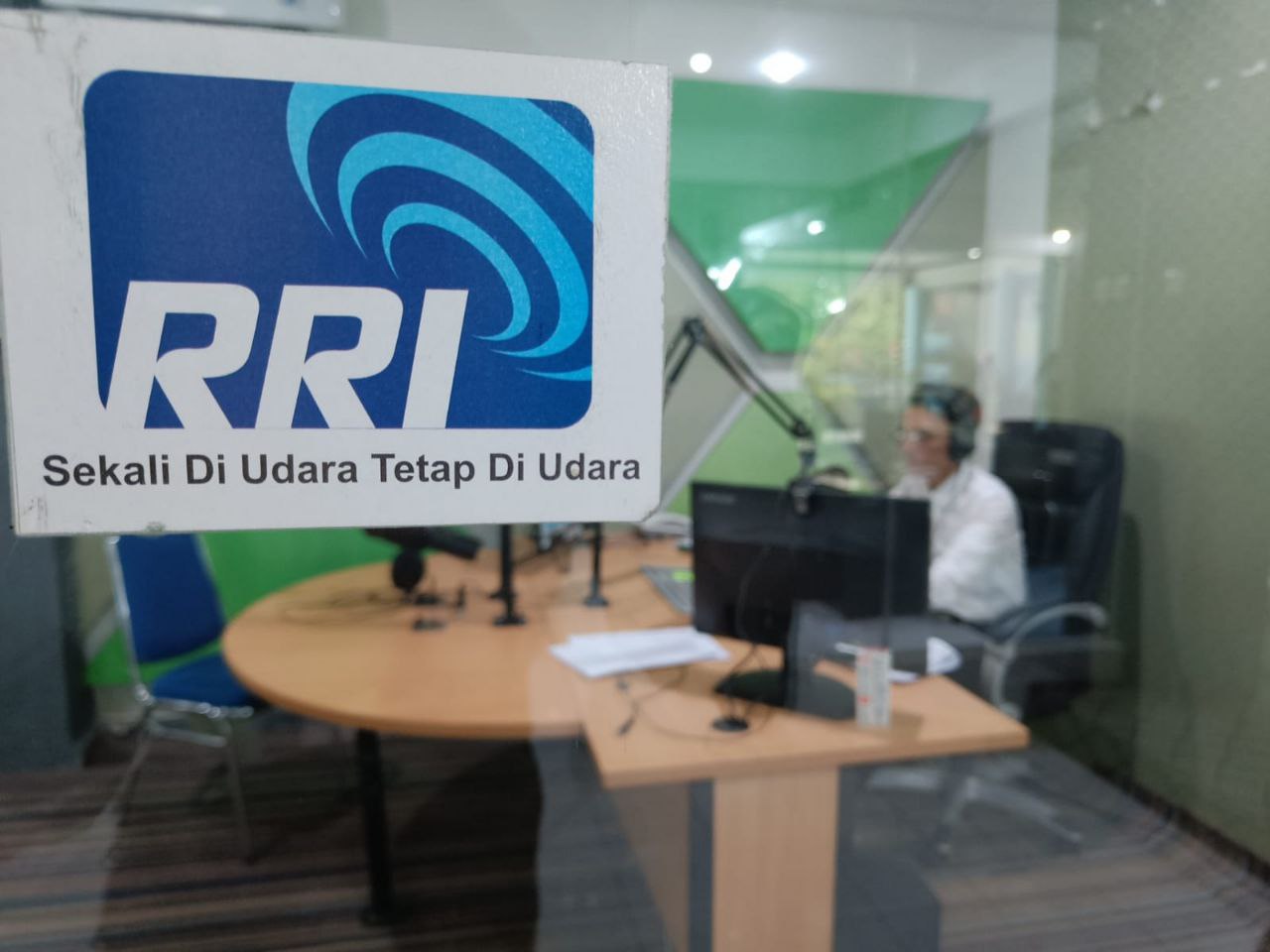 Logo RRI di pintu studio siaran.