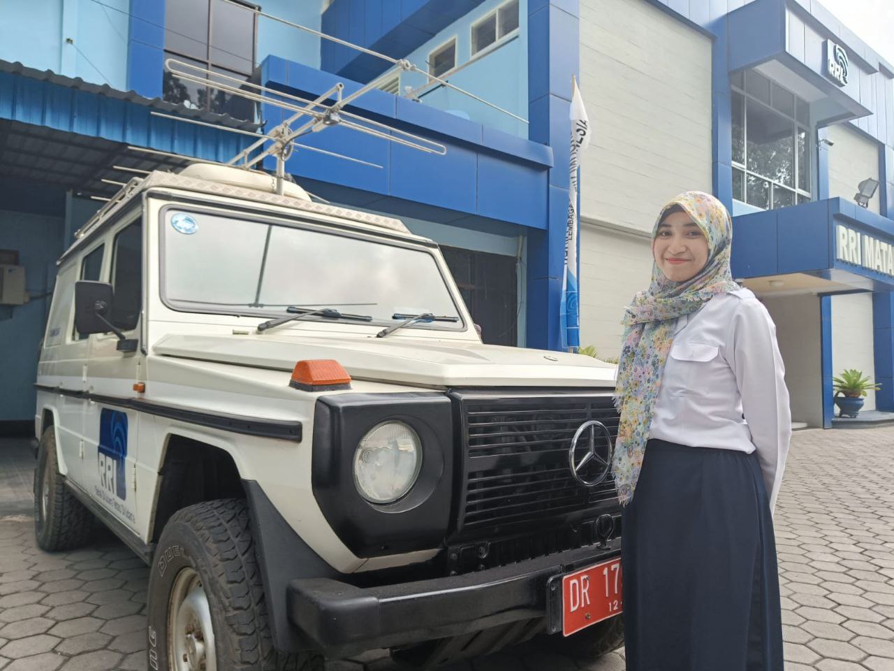 Salah satu mobil siaran keliling RRI yang terparkir di depan kantor RRI.