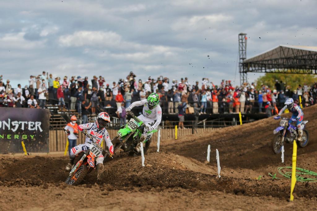 SERU: Pembalap MXGP saat menjajal Sirkuit Samota di Sumbawa, belum lama ini.
