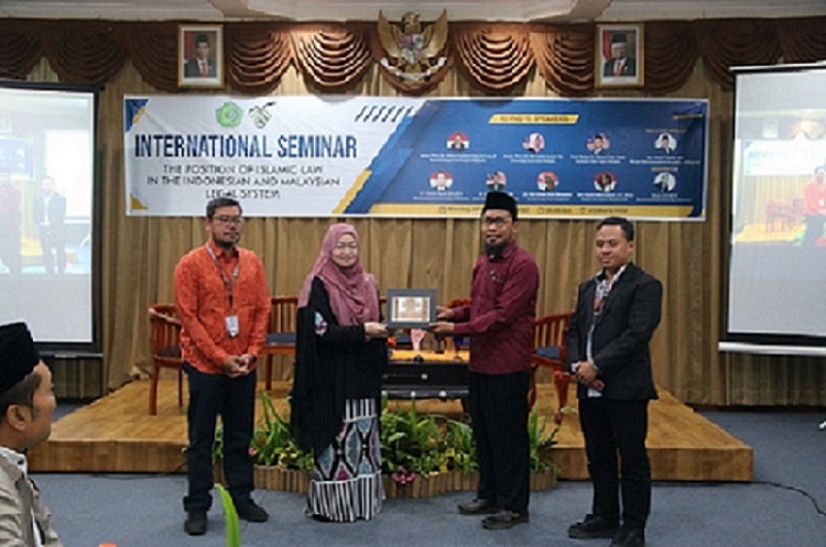KOLABORASI: WR I Ummat Harry Irawan Djauhari (dua dari kanan) berjabat tangan sebagai tanda terjalinnya kerja sama dengan perwakilan kampus USIM (dua dari kiri), di sela-sela seminar internasional