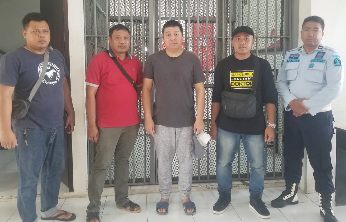Aryanto Prametu (tengah) saat dieksekusi penahanannya oleh tim jaksa di Lapas Kelas IIA Lombok Barat.