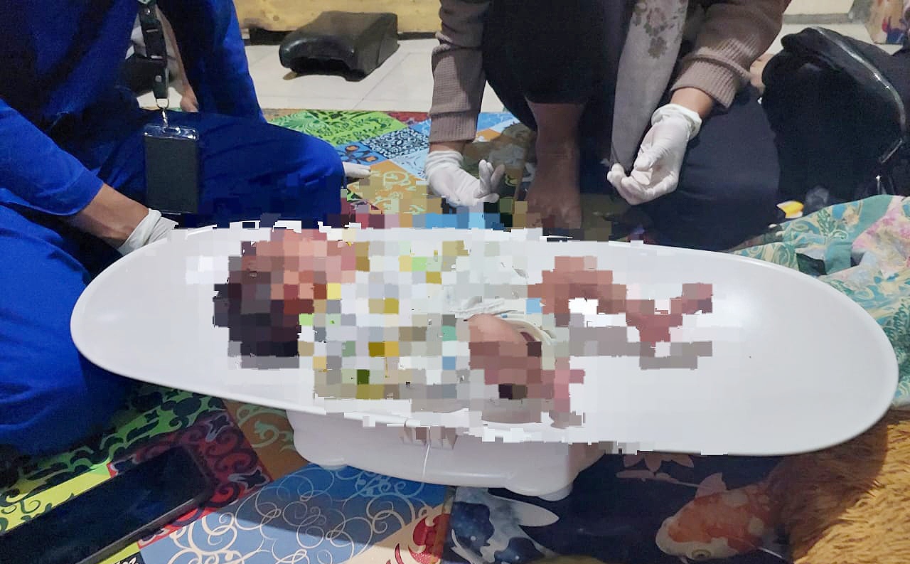 Bayi yang dibuang orang tuanya ditemukan di depan rumah salah satu warga Dusun Jurang Sate, Desa Sepakek, Kecamatan Pringgarata, Lombok Tengah.