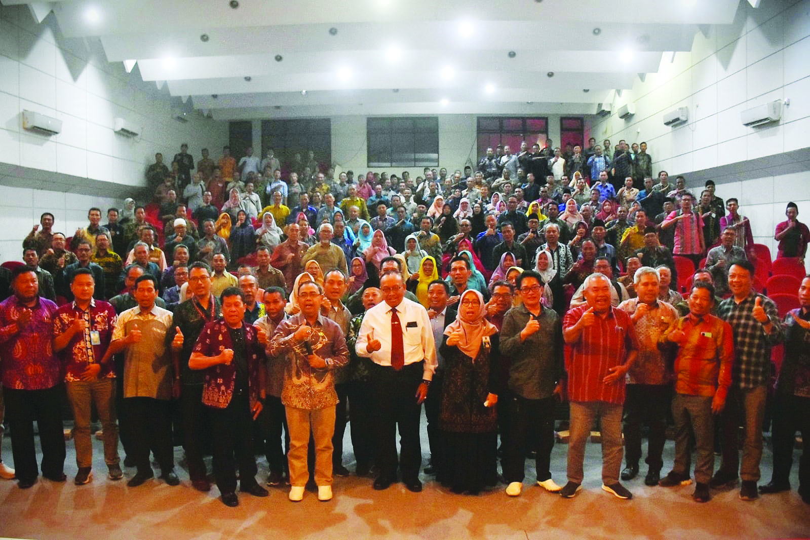 Pj Gubernur NTB Lalu Gita Ariadi (kemeja putih) berfoto bersama dengan jajaran Dikbud NTB, dan kepala SMA, SMK dan SLB negeri se-NTB, di teater utama Taman Budaya NTB, Selasa (26/9/23)