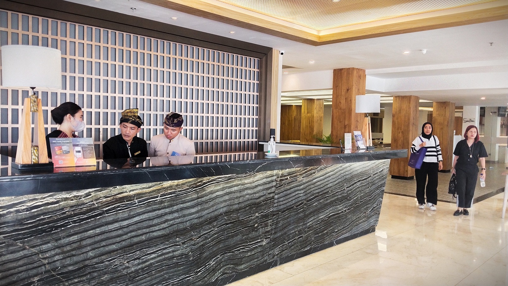 BERGANTI NAMA: Sejumlah resepsionis hotel Swiss Belcourt Lombok sedang berbincang-bincang di sela-sela menunggu tamu hotel, Selasa (26/9).