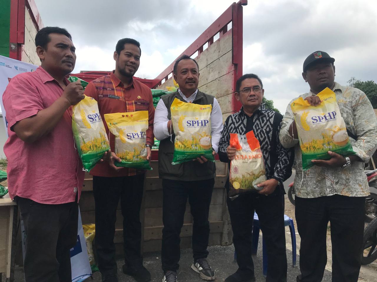 OPERASI PASAR: Wakil Bupati Lombok Utara Danny Karter Febrianto Ridawan (dua dari kiri) saat meninjau langsung operasi pasar di Desa Senaru, Kecamatan Bayan, Kabupaten Lombok Utara,