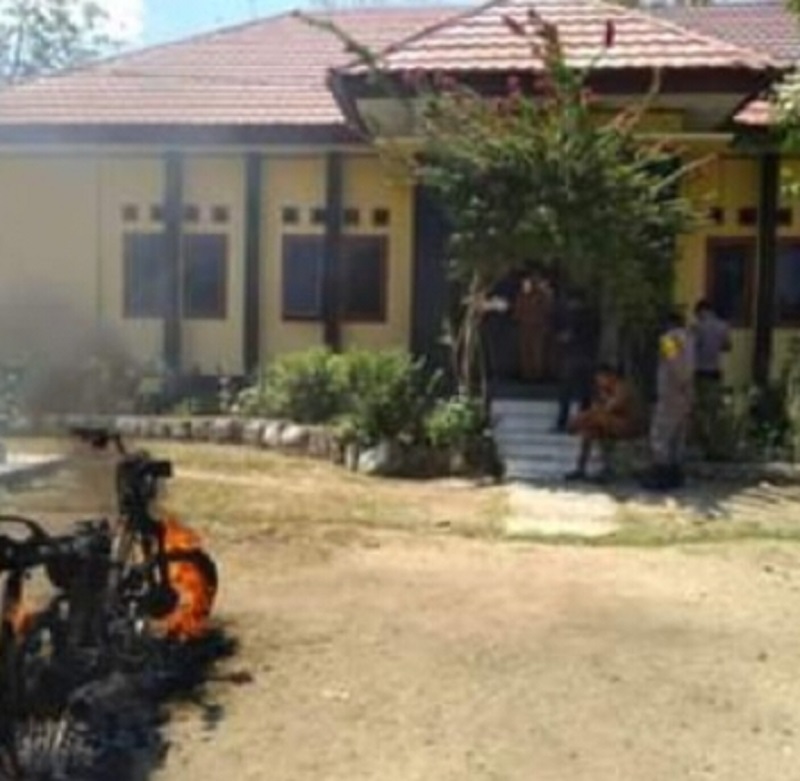 PROTES: Warga memprotes dilepasnya barang bukti ilegal logging dengan membakar motornya sendiri, Senin (25/9).(ISTIMEWA/LOMBOK POST)