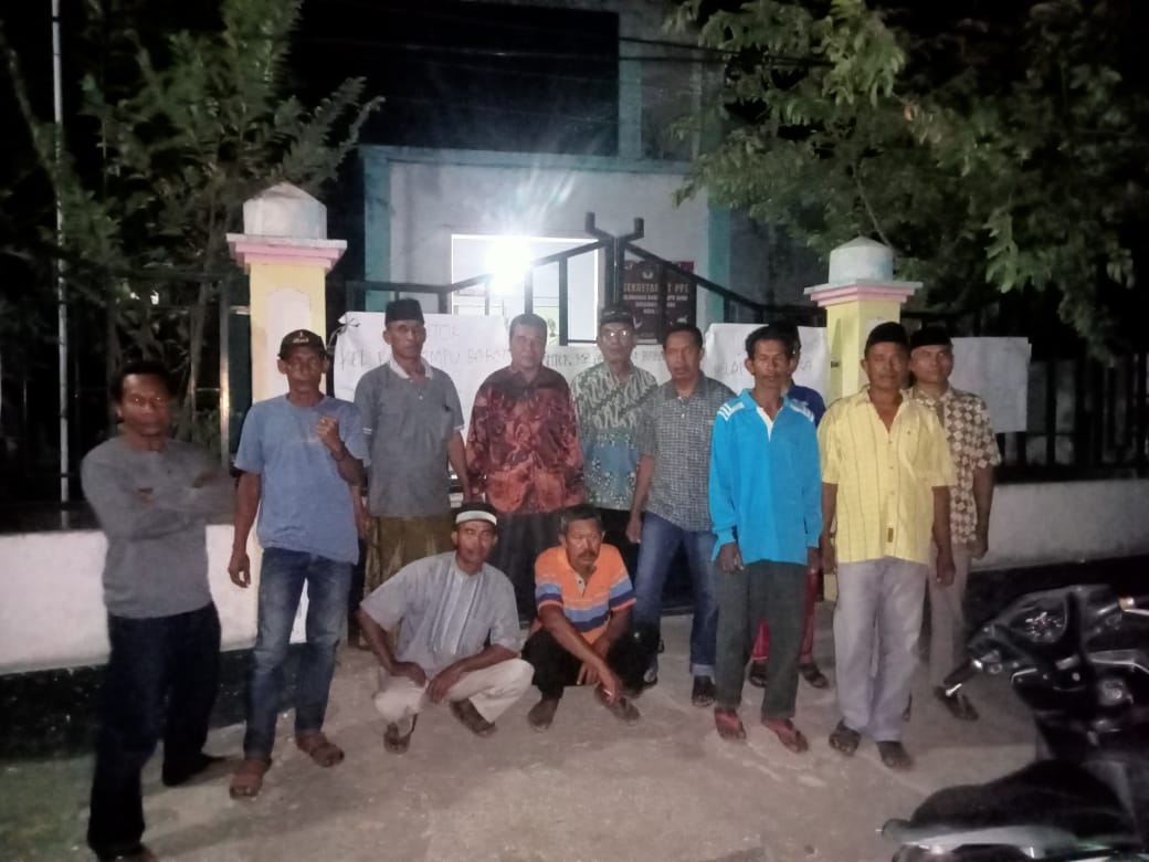 DISEGEL: Sejumlah warga, RT dan RW menyegel kantor Lurah Rabadompu Barat, Senin malam (25/9).(FIRMAN/LOMBOK POST)