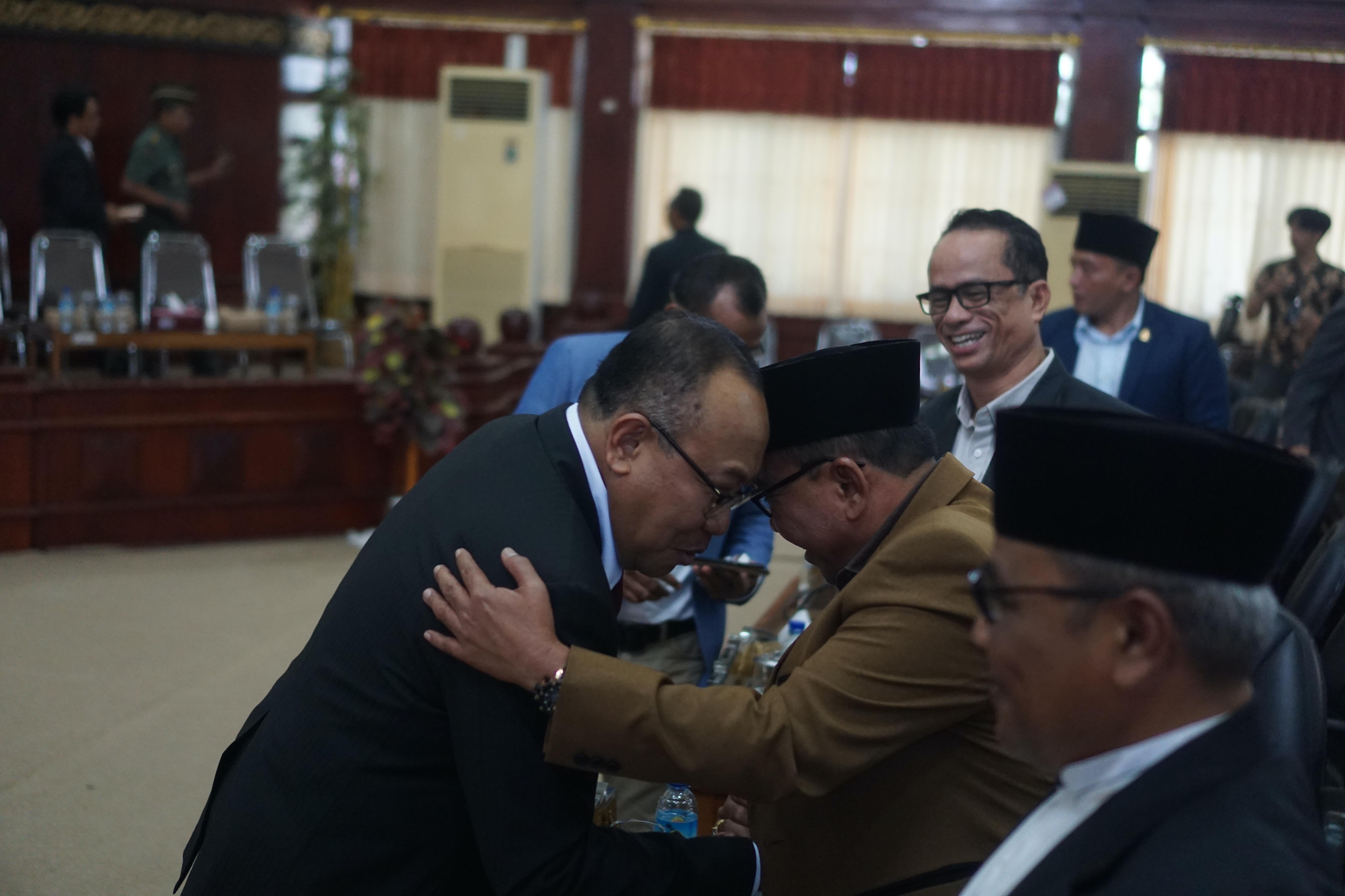 Pj Gubernur NTB Lalu Gita Ariadi bersalaman dengan anggota DPRD NTB usai mengikuti rapat paripurna pertamanya sebagai Pj Gubernur di Kantor DPRD NTB, (26/9) lalu.