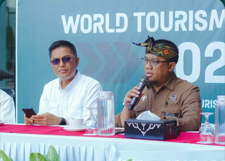 HARI PARIWISATA DUNIA: Direktur Poltekpar Lombok Ali Muhtasom (kanan) dan Kepala Dispar NTB Jamaluddin Malady saat membuka World Tourism Day Forum, di De Soultan Hotel, Poltekpar Lombok, Rabu (28/9).