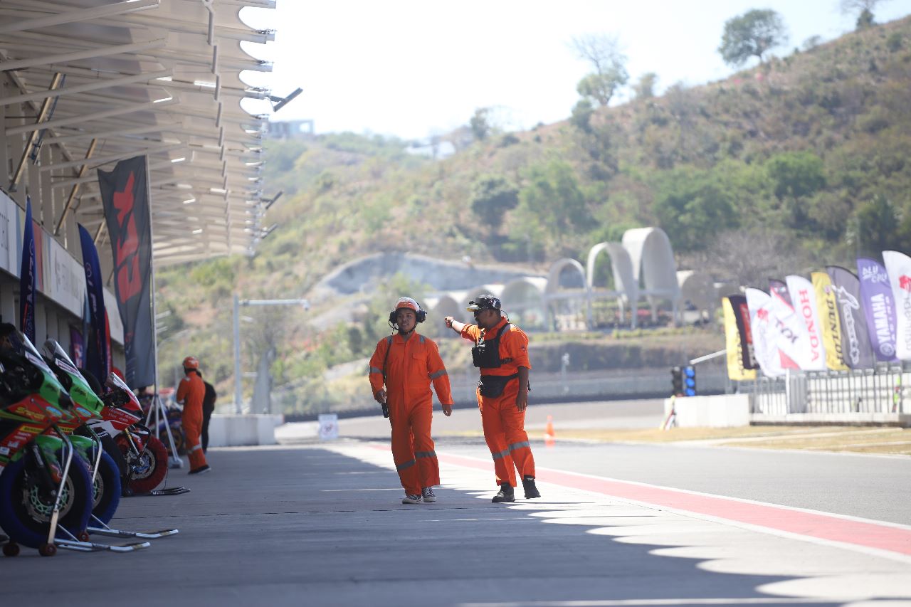DILIRIK SIRKUIT LUAR: Sejumlah marshall lokal sedang bertugas memantau jalannya balapan motor di Sirkuit Internasional Pertamina Mandalika, beberapa waktu lalu.