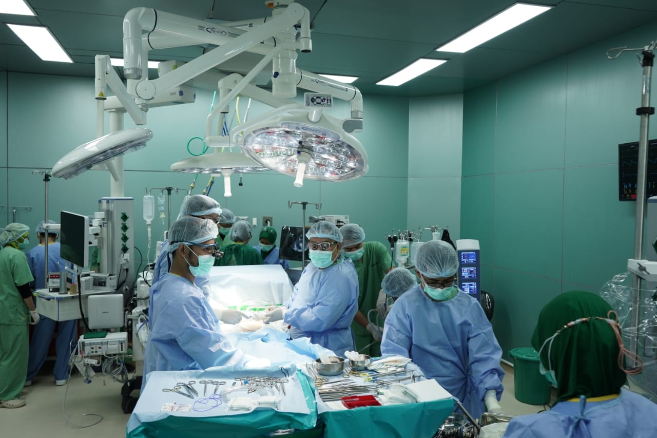 SANGAT DIBUTUHKAN: Suasana saat sejumlah dokter di RSUD NTB dalam persiapan melakukan operasi jantung terbuka pertama, beberapa waktu lalu.