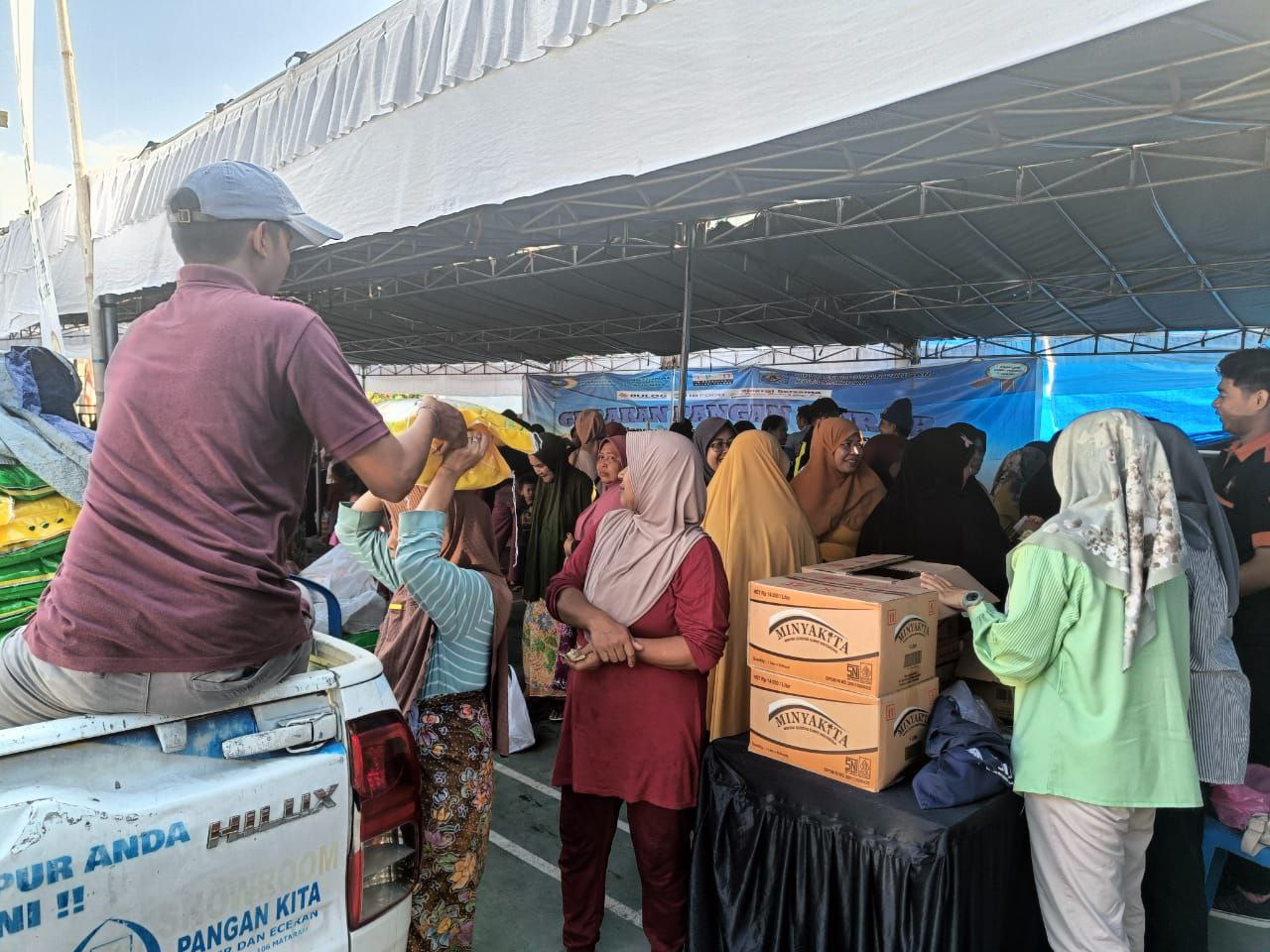 Warga Babakan tengah mengantre membeli beras di lapak Bulog, GPM.