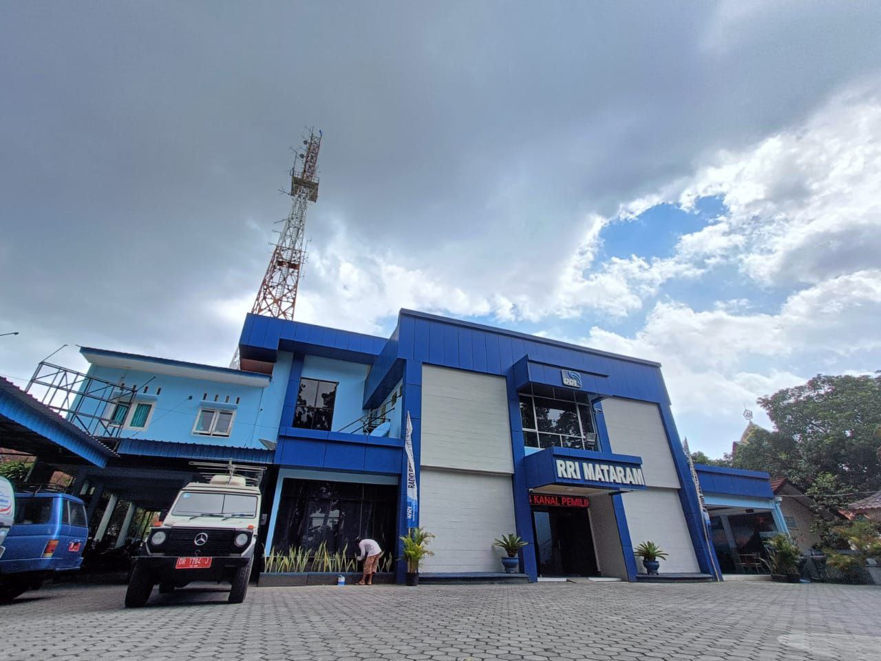 Tampak depan kantor RRI Mataram ketika langit tengah mendung.