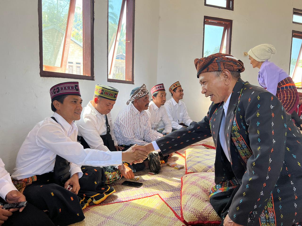 Jajaran PLN UIP disambut hangat tokoh masyarakat Desa Wewo dalam upacara adat Penti.