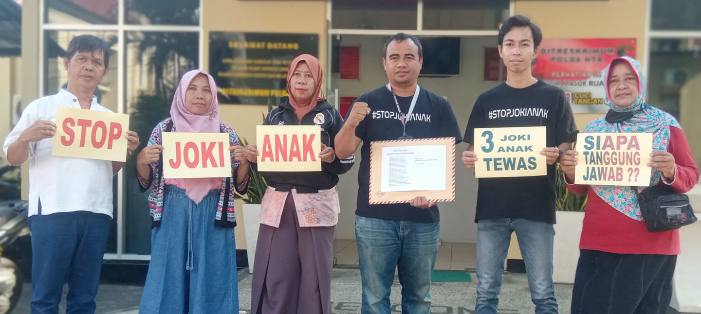 Sejumlah aktivis Koalisi Stop Joki Anak saat mendatangi Polda NTB.