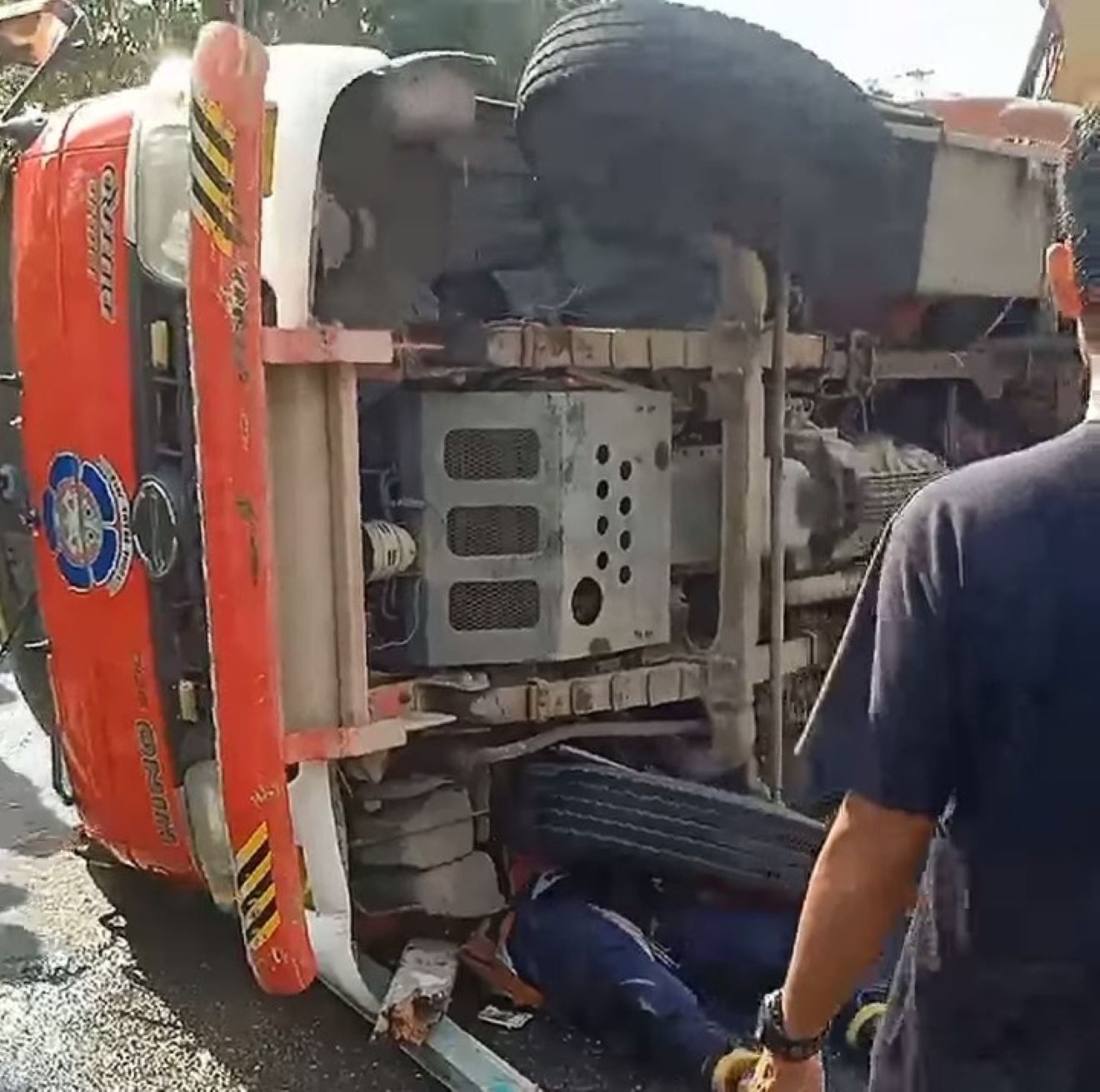 TERGULING: Mobil Damkar Kota Bima mengalami kecelakaan yang menewaskan dua petugas pemadam kebakaran di Jalan Raya Kelurahan Monggonao, Kota Bima, Minggu  sore (1/10/23).