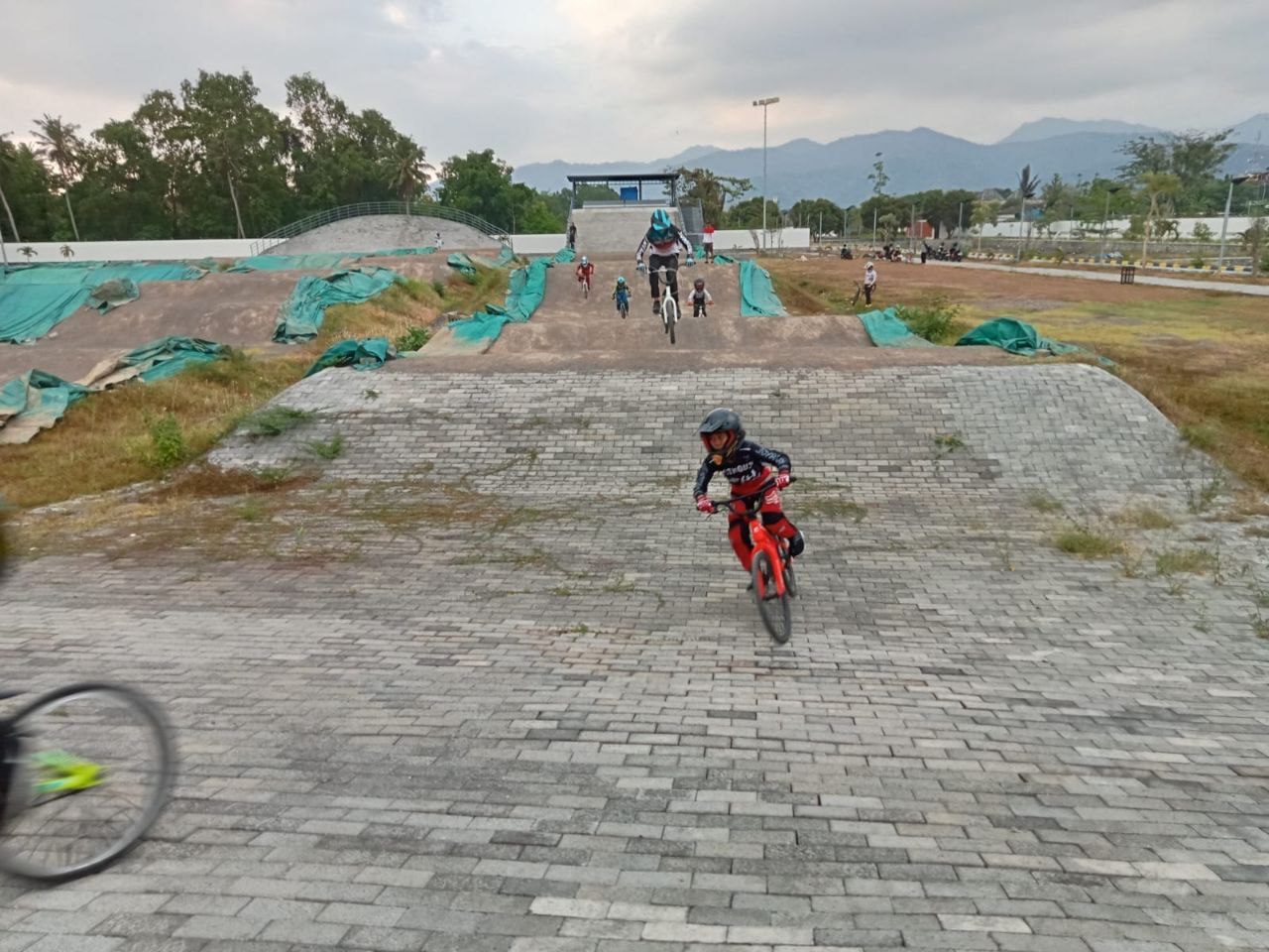 Anak-anak komunitas GPX sedang berlatih di sirkuit Meninting, Lombok Barat.