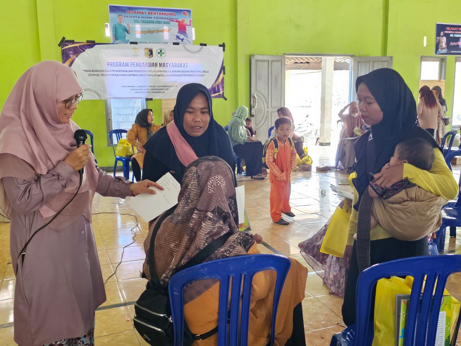 EDUKASI PARA IBU: Kegiatan pemberdayaan kader dan ibu baduta yang digelar FIK UI bekerja sama dengan Puskesmas Jerowaru dan DP3AKB Lotim di Kecamatan Jerowaru, Jumat (29/9).