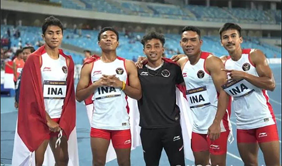 Zohri bersama tim estafet 4x100 meter putra Indonesia.