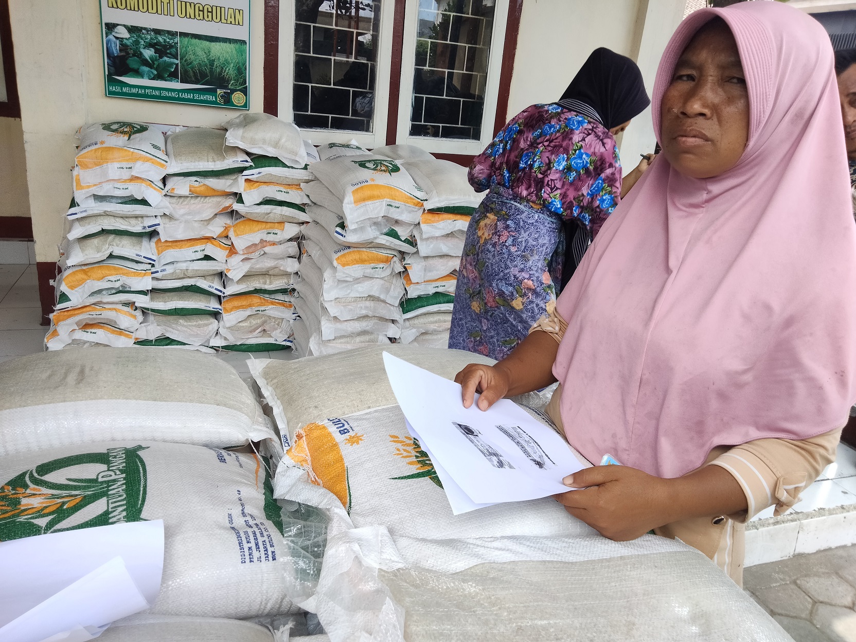 DISTRIBUSI: KPM saat mengambil CBP di Kantor Desa, Kabar Kecamatan Sakra, Selasa (3/10).