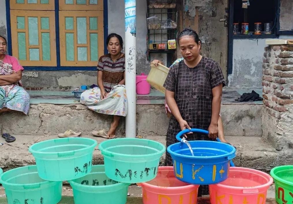 BANTUAN: Warga Pulau Maringkik saat mengambil air bersih yang didistribusikan pemerintah, belum lama ini.