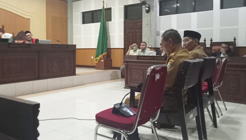 Kepala Desa Pohgading Mukti (kiri) dan Camat Pringgabaya Habirudin bersaksi dalam sidang perkara korupsi tambang pasir besi di Pengadilan Tipikor Mataram, Senin (2/10).