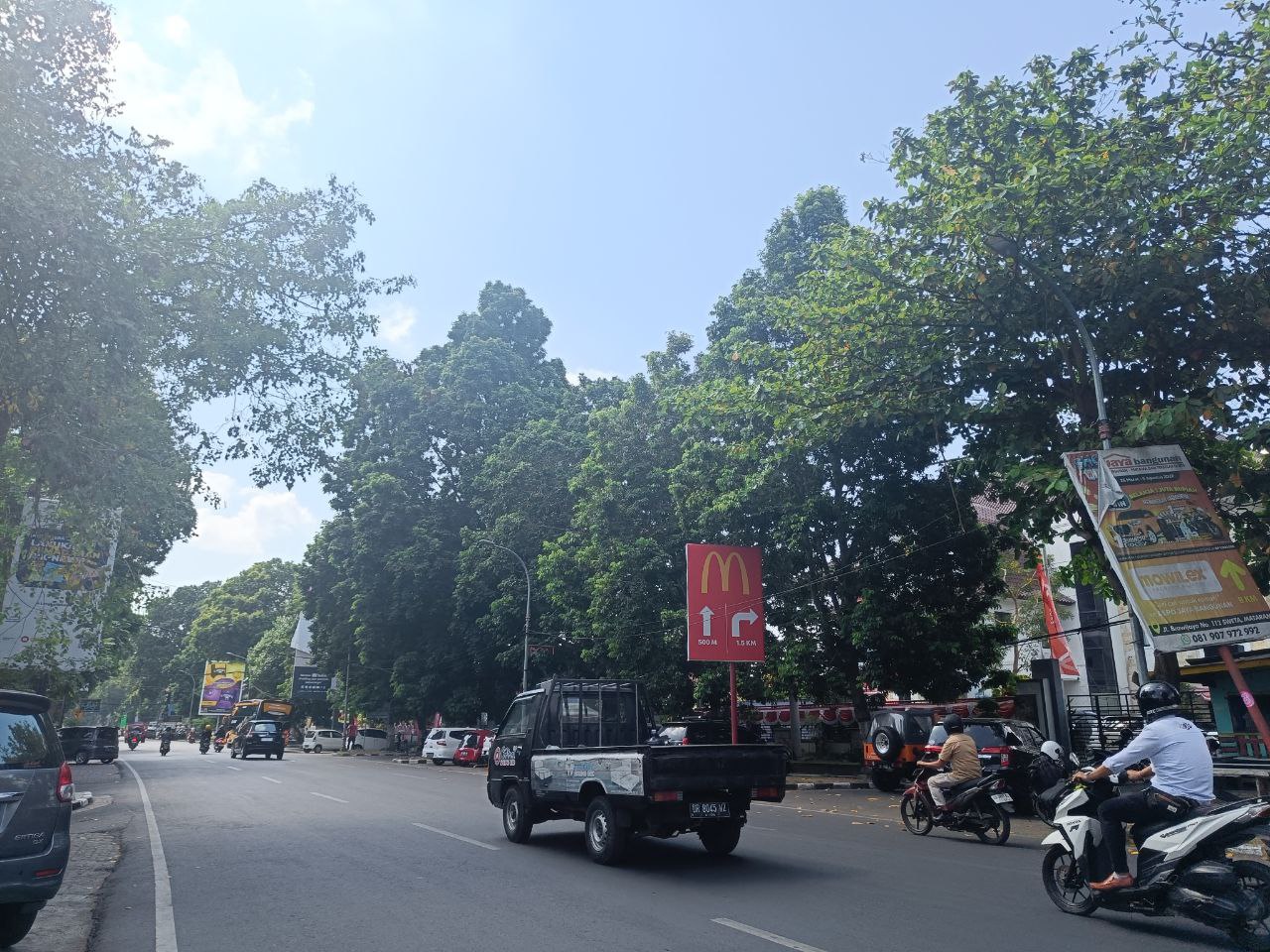Papan reklame bertebaran di jalan Langko, Kota Mataram.