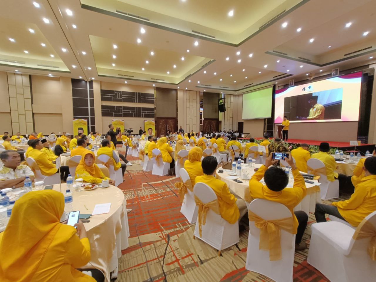 Ketua DPD Partai Golkar NTB H Mohan Roliskana memberikan arahan pada Rakornis dan Bimtek Golkar provinsi NTB, di hotel Golden Palace.