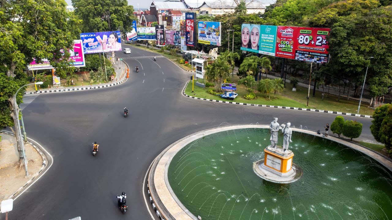 Papan reklame yang betebaran di salah satu sudut jalan Cakranegara, Kota Mataram.
