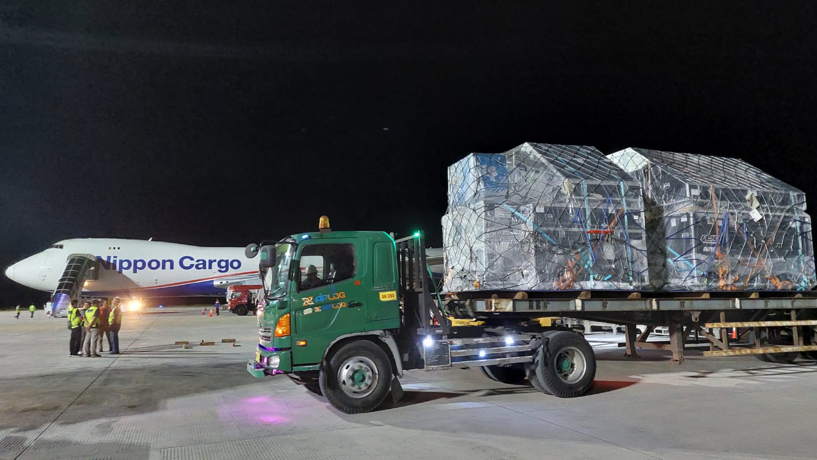 SUDAH TIBA: Suasana bongkar muat logistik MotoGP Mandalika 2023 di terminal kargo Bandara Internasional Zainuddin Abdul Madjid, semalam. Nippon Cargo Airlines terbang langsung dari Bandara Narita.