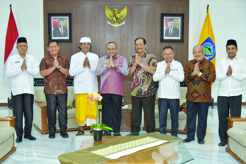 Pj Gubernur NTB HL Gita Ariadi (empat dari kiri) bersama pengurus PHDI NTB saat audiensi di kantor gubernur NTB, (4/10).