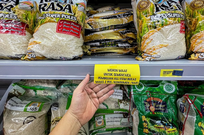Warga berbelanja di gerai ritel modern Superindo di kawasan Depok, Jawa Barat, Rabu (4/10/2023). Sejumlah toko ritel modern memberlakukan pembatasan pembelian beras hanya 10 kg per hari ke konsumen. Hal tersebut ditujukan agar pelanggan tidak melakukan pa