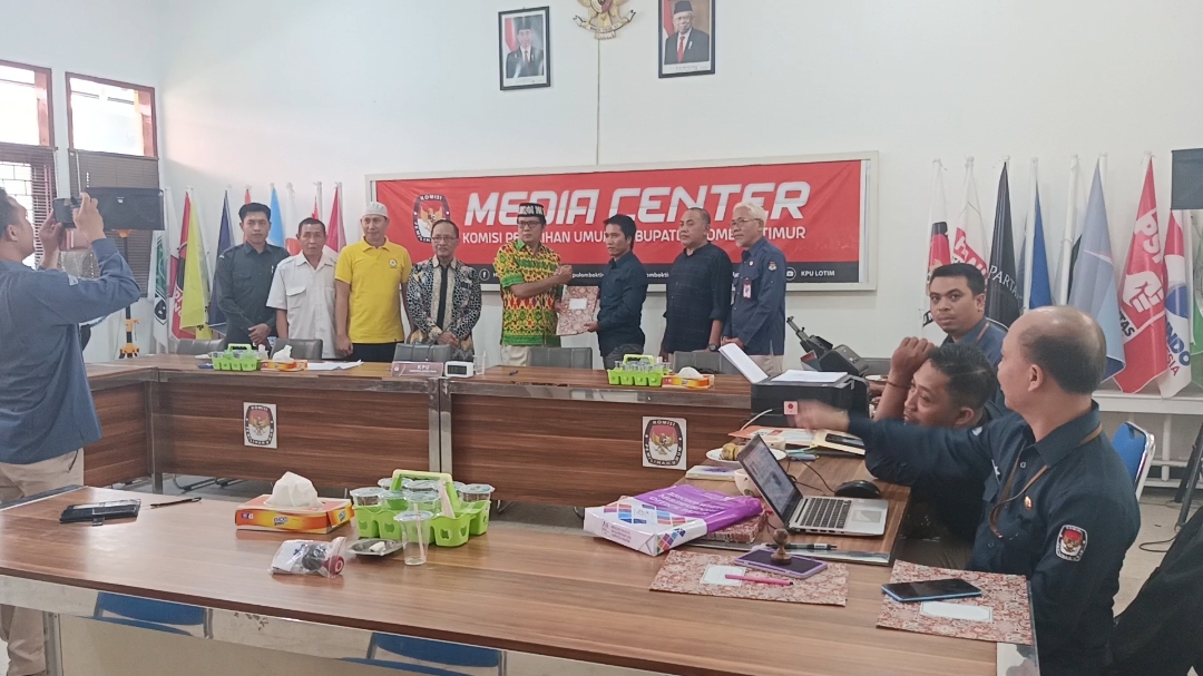 PENYERAHAN BERKAS: KPU Lotim saat menerima berkas dari parpol hasil pencermatan masing-masing parpol, Selasa (3/10).