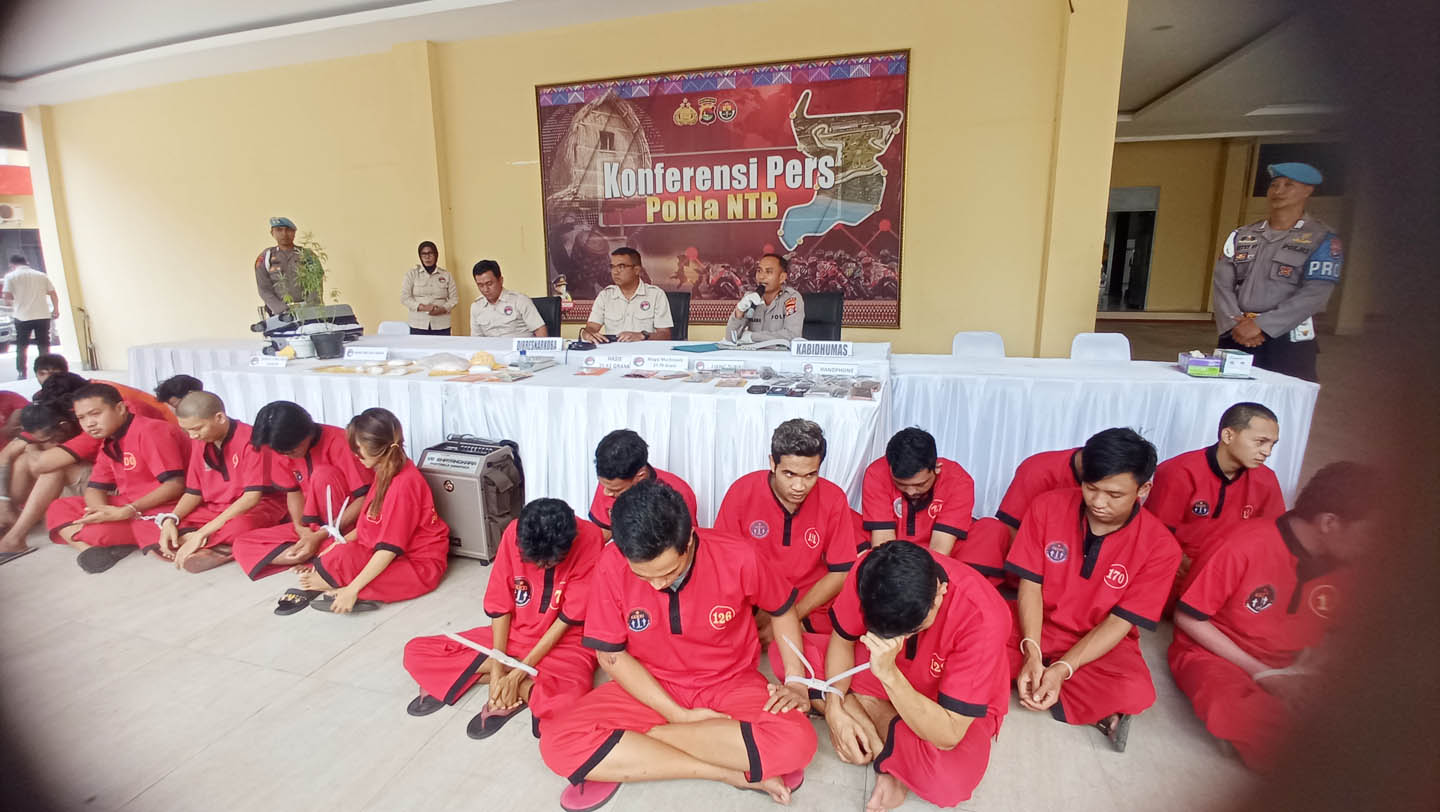 Para tersangka yang ditangkap Ditresnarkoba Polda NTB dalam Operasi Antik Rinjani 2023.
