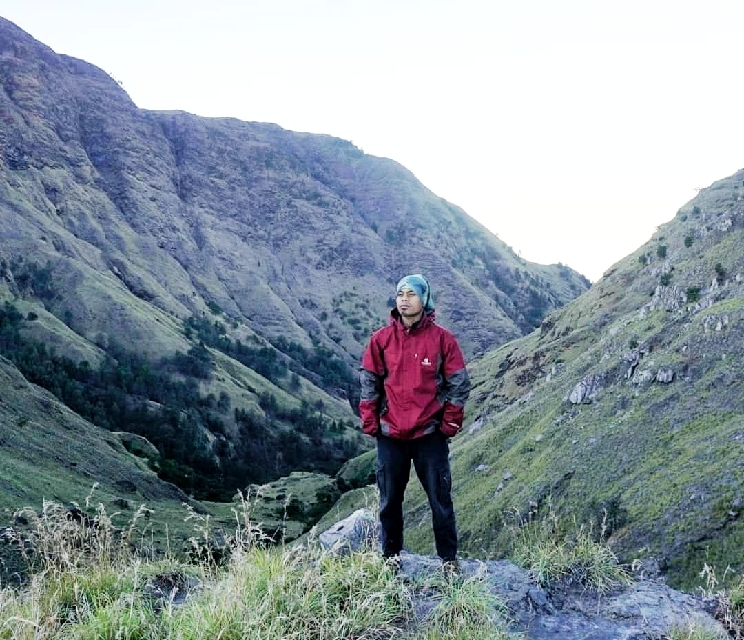 JALUR BARU: Ahmad Anwar berfoto berlatar Gunung Baru Jari saat tiba di Pelawangan saat mendaki melalui jalur Aik Berik, Kecamatan Batukliang Utara, Loteng, pekan lalu.