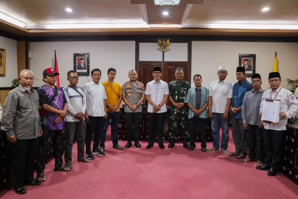 Wali Kota Mataram H Mohan Roliskana bersama perwakilan tokoh Monjok dan Taliwang di Kantor Wali Kota Mataram di  usai penandatanganan kesepakatan damai Rabu 4/10/23.