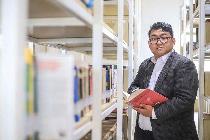 Prof. Ibnu Sina salah satu guru besar Hukum termuda berpose di Perpustakaan Universitas Muhammadiyah Jakarta, Rabu (12/07/2023).
