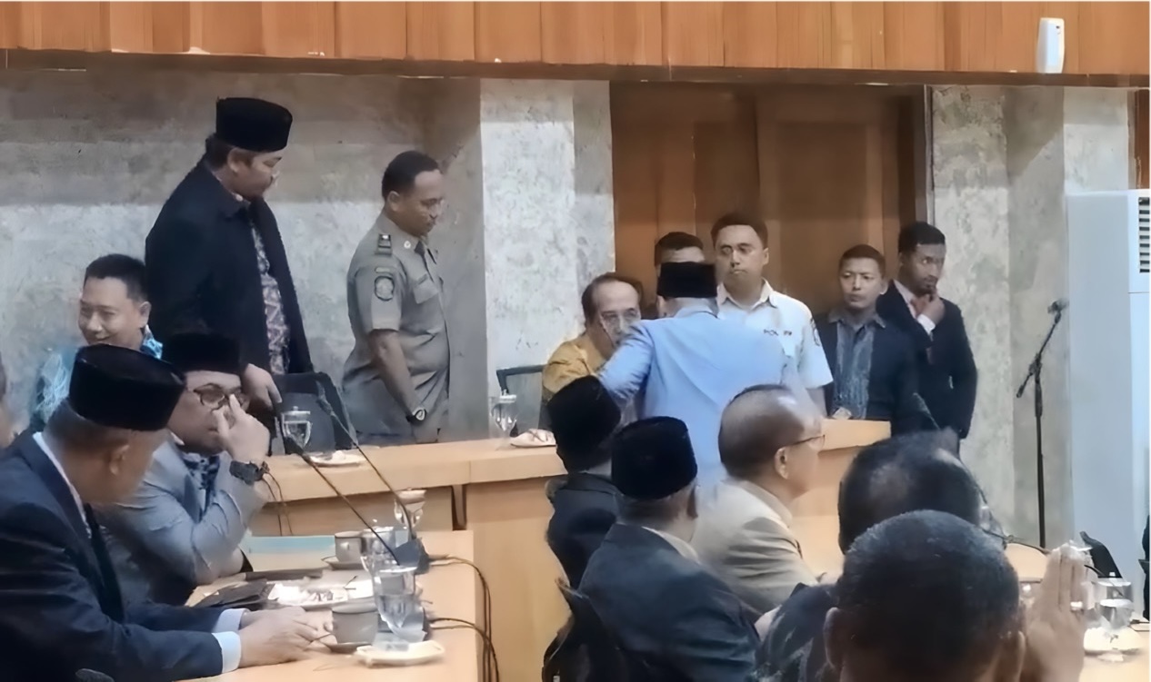 DRAMA PELANTIKAN: Suasana pengusiran Kepala Biro AP Setda NTB Lalu Abdul Wahid di sela-sela acara pelantikan Pj Sekda NTB, di gedung Sangkareang Komplek Kantor Gubernur NTB, Kamis (5/10).