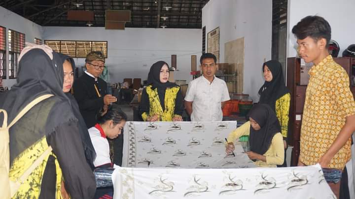 KREATIF: Dua orang siswa SMKN 5 Mataram serius membatik ketika ada tamu di sekolah setempat, belum lama ini.