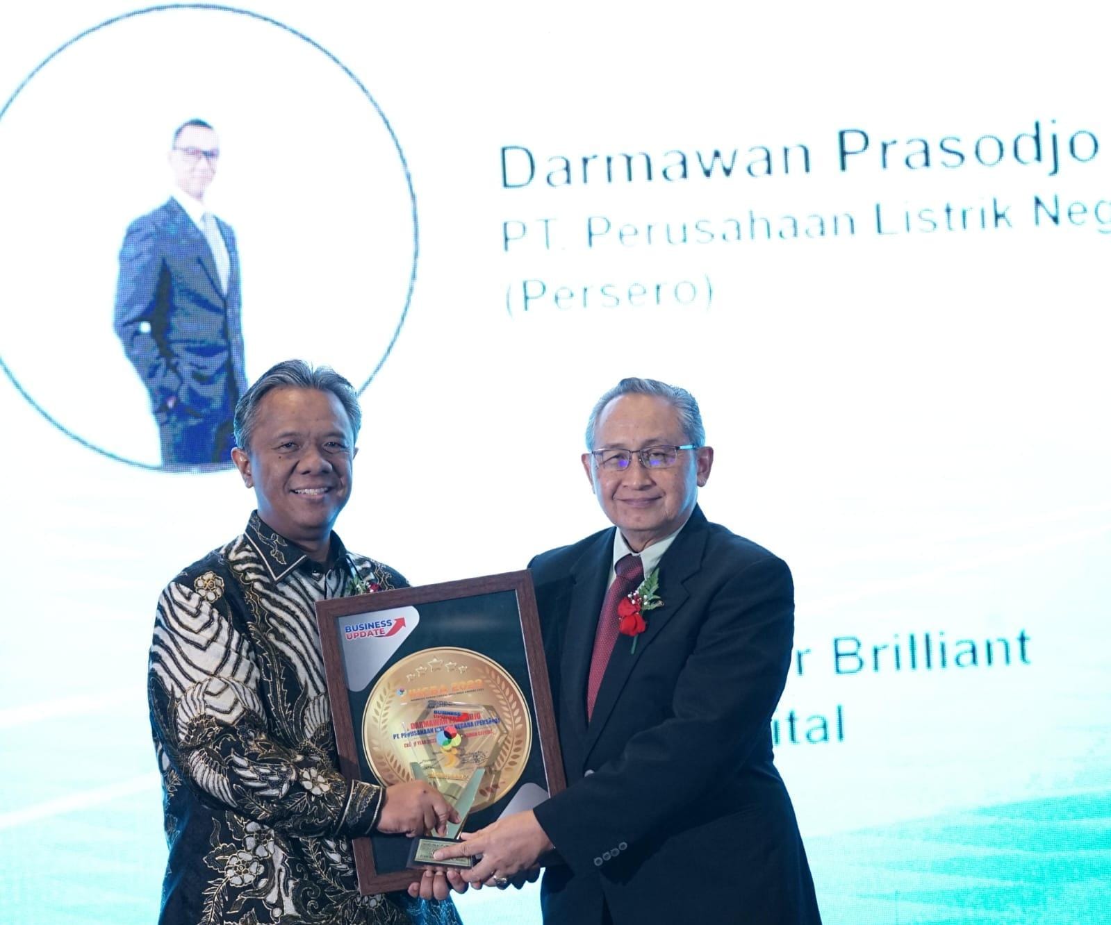 Direktur Legal & Human Capital PLN  Yusuf Didi Setiarto (kiri) menerima salah satu penghargaan IHCBA 2023.